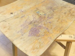 La table était en très mauvais état. Le plateau était très abîmé, tâché, et séparé des pieds.