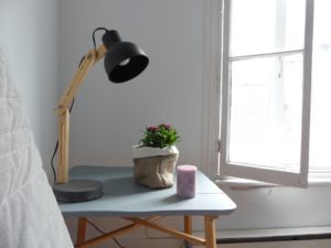 J'ai installé ma table d'appoint comme une petite table de chevet, dans la chambre d'amis.