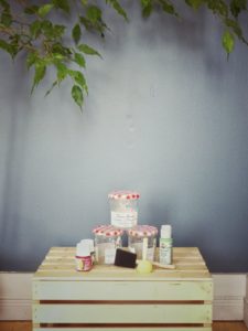 Pour le diy il vous faut de la peinture, un pinceau éponge, des pots de confiture propres et du tissu